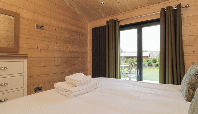 POCKTHORPE LODGE, pet friendly, country holiday cottage in Nafferton