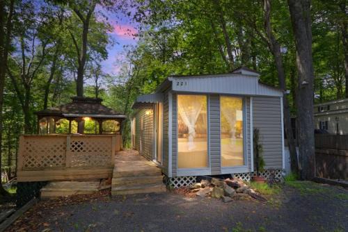 Pocono 2Bedroom Chalet Retreat Near Lake & Pool