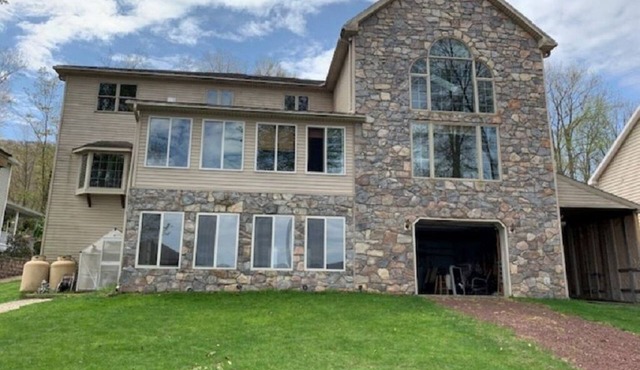 Pocono Area Lakefront Estate, GREAT FOR KIDS, Pontoon boat for rent, game room.