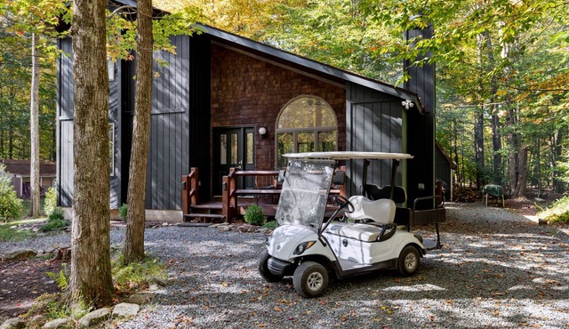 Pocono Base Camp - GOLF CART AVAILABLE to ride to 2 lakes, 3 beaches, & 4 pools