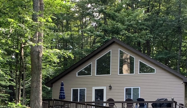 Pocono Cabin Big Bass Lake Canoe ,Kayak included walk to docks from house