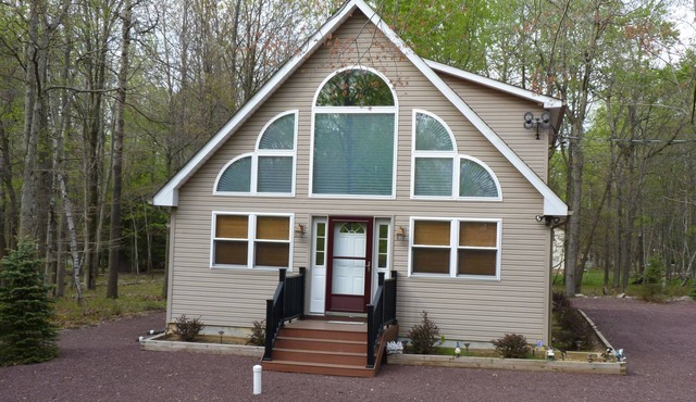 POCONO CHALET SLEEPS 10 CLOSE TO BIG BOULDER-POCONO RACEWAY & ALL THINGS POCONO