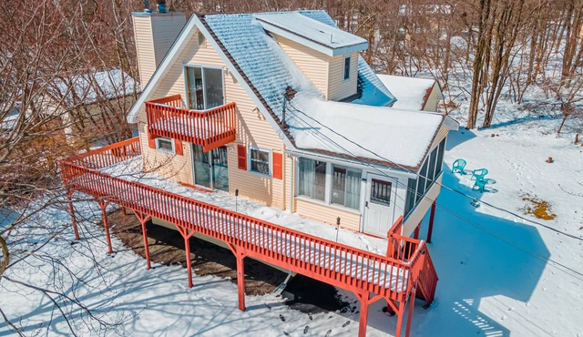 Pocono Chalet w Hot Tub, Firepit Games & Pool Table