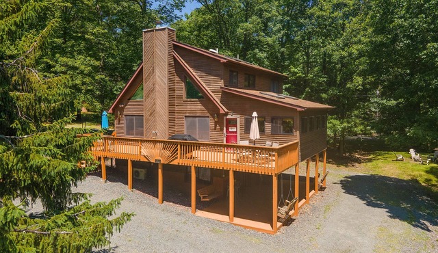 Pocono Chalet- walking distance to Lake Wallenpaupack- 3 Full baths