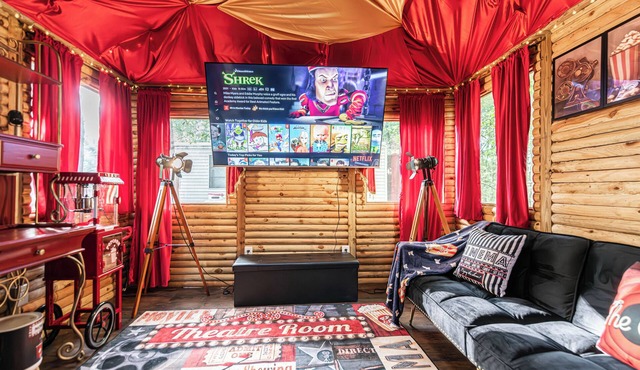 Pocono Cinema & Sauna Retreat Cozy 2 BR w Outdoor Theater Private Hot Tub &Sauna