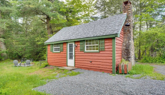 Pocono Couple's Getaway! Cute Cabin on 8 Acres