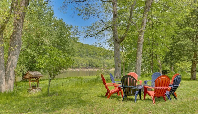 Pocono Dog Friendly Home on Delaware River!