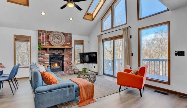 Pocono Dream Chalet- HOT TUB/GameRoom/Lake & Pool Access/Fireplace/Firepit