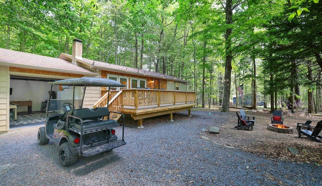 Pocono Lake Getaway! Kayaks, Close to Lake, Golf Cart, Dog Friendly