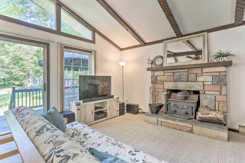 Pocono Lake House - Walk to Arrowhead Lake!