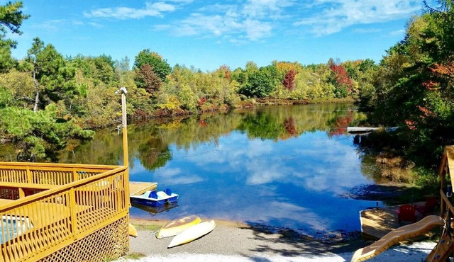 Pocono Lakefront Onsite Swimming Pool/Hot Tub, Playset/2 docks/Sandy Beach/Boats