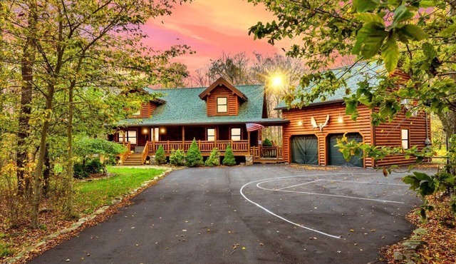 Pocono Log Cabin |Gold Star Community | Hot Tub