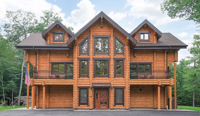 Pocono Log House Chalet, Outdoor Pool, Sauna, Hot tub, Pool Table