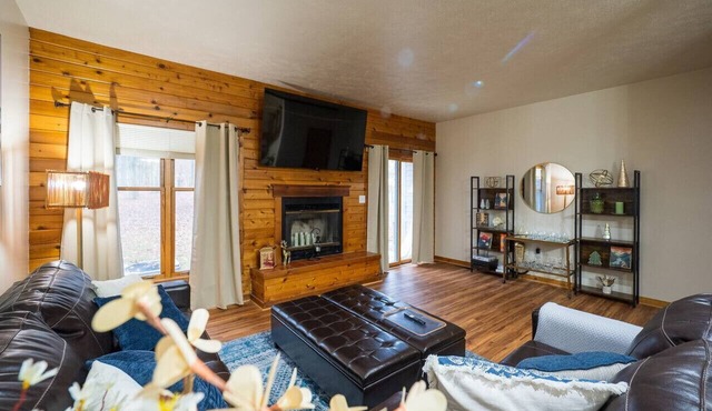 Pocono Mountains Getaway - 2 Bed, 2 Bath, private townhome with fireplace and soothing jacuzzi tub