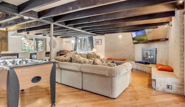 ⛷🏔Pocono Mountain : Cozy : Hot Tub : Ping Pong 🏂⭐️