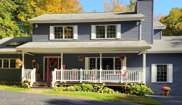 Pocono Mountain House minutes to Wallenpaupack and half hour to Camelback