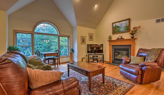 Pocono Mountain Home w/3 Community Lakes!