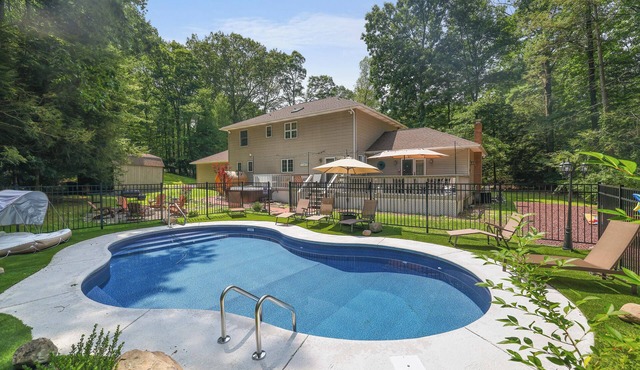 Pocono Oasis l Private Pool l HotTub l Sauna l Game Room
