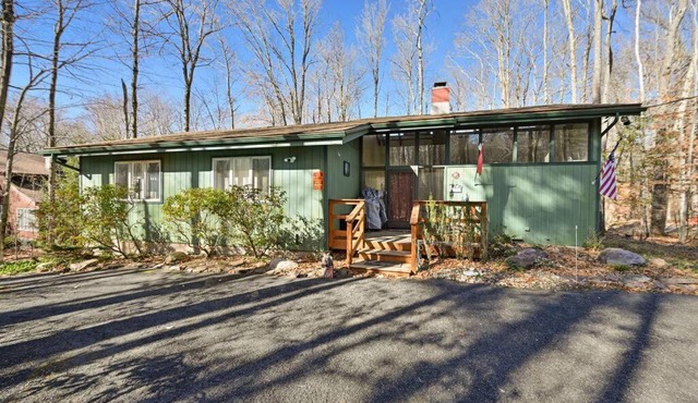 Pocono Pines, Lake Naomi 4 bedrooms, 2 full bath