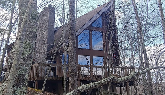 Pocono Private lake setting with, Hot Tub, boat dock, fishing, Swimming, Canoe