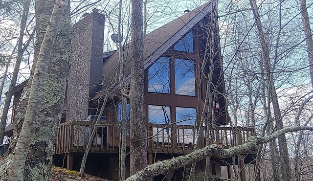 Pocono Private lake setting with, Hot Tub, boat dock, fishing, Swimming, Canoe