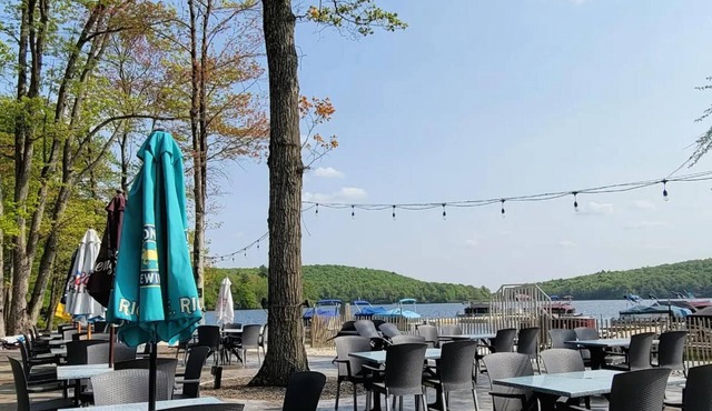 Pocono Retreat -1 Mile to Lake and Skiing