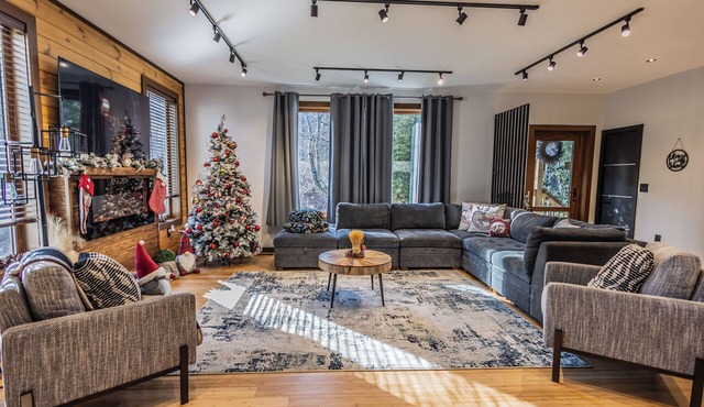 Pocono Riverfront House for big groups near Camelback Resort with hot tub