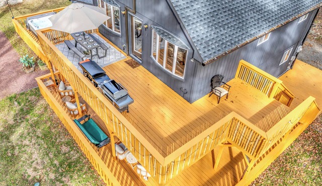 Pocono Sleep 16 Sauna Hot Tub + Private Acre + AC + King + Bunk Beds + Spa Bath