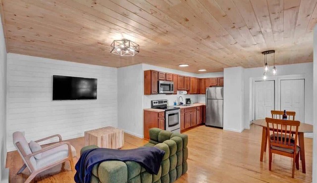 Pocono Spacious Charmer | Firepits | Pickleball