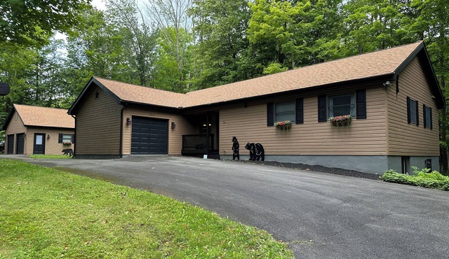 Poconos Award-Winning Gold Star Resort! - Huge Bar, Arcade, Game Room, Theater!