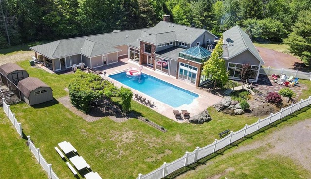 Poconos Blakeslee Luxury Castle in the Greens