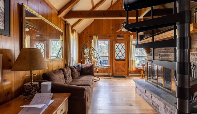 Poconos Cabin Hot Tub| Outdoor Shower| Kayak | Walk to Lake