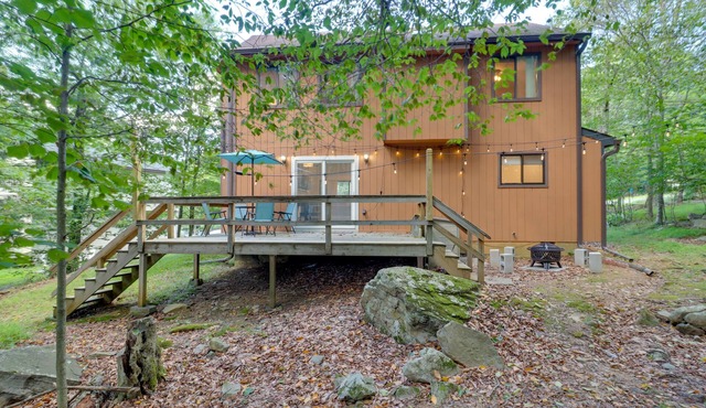 Poconos Cabin: Serene Deck, Fire Pit & Game Room