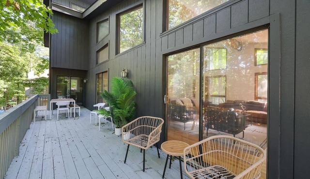 Poconos Chalet w/private hot tub, game room, projector, lakes, pools, tennis