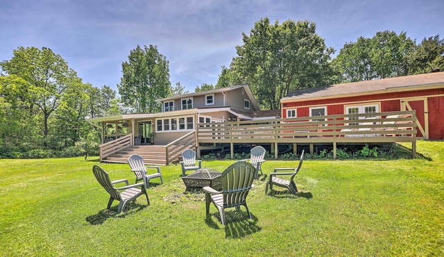 Poconos Cottage w/Fire Pit: Near Lake Harmony
