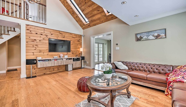 Poconos Cottage w/Sauna ~ 10 Mi to Camelback!