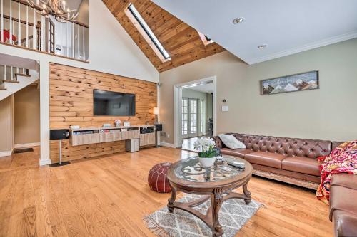 Poconos Cottage w/Sauna ~ 10 Mi to Camelback!
