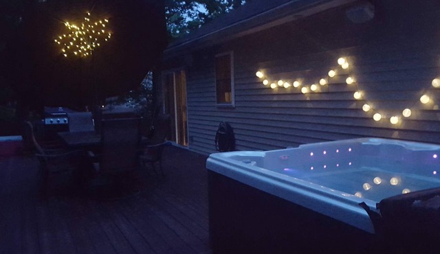 Poconos · Cozy Modern Lodge with Lake Views/Huge Deck/Hottub/Fireplace