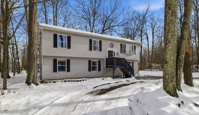 Poconos Escape: Hot Tub & Fun for Groups