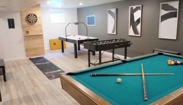 Poconos Escape w/Full Game Room Theater & Hot Tub