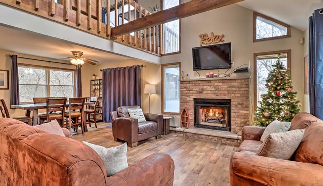 Poconos Escape with Hot Tub Less Than 7 Mi to Ski Slopes!