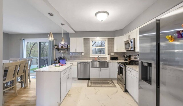 Poconos Getaway w/Hot Tub, Pet Friendly, Fire Pit, Game Room