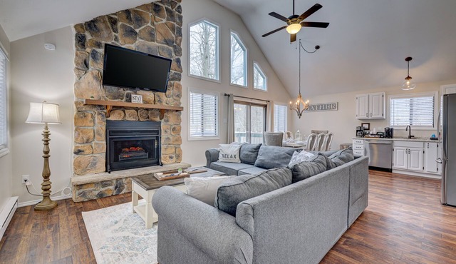 Poconos Hideaway - Close to skiing and water parks. Perfect for families.