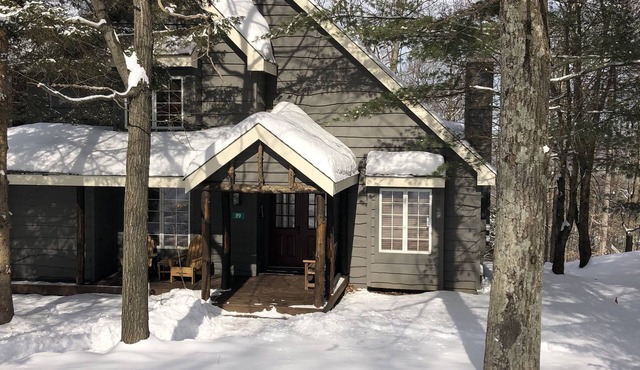 Poconos Jack Frost Mountain ski in/ski out 4 br/3 bath, hot tub, fireplace, deck