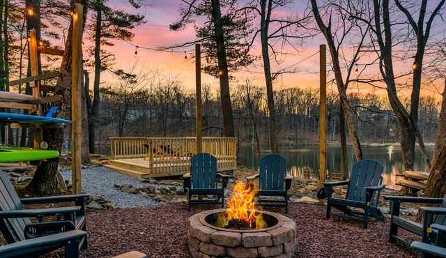 Poconos Lakefront Retreat - Hot tub/Sauna, Game room, Sundeck, Fire pit, Kayaks