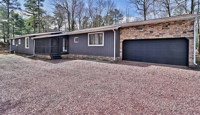 Poconos Modern Chic 3 Bed Ranch w/ Finished Garage