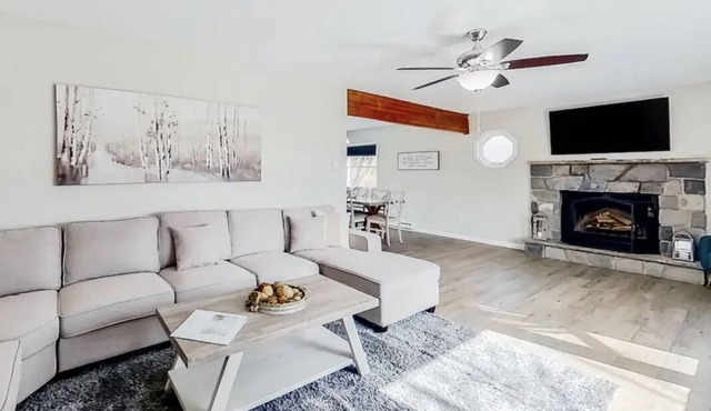 Poconos Mountain mins to Camelback Ski Game room.