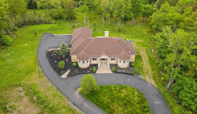 Poconos Pink Rose Duskbloom Countryside Villa with Hot Tub -738