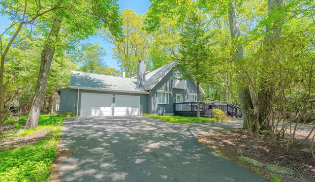 Poconos Retreat getaway with outdoor jacuzzi and near top attractions