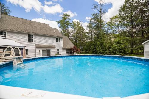 Poconos Retreat Hot Tub, Pool, Theater EV chrg & more